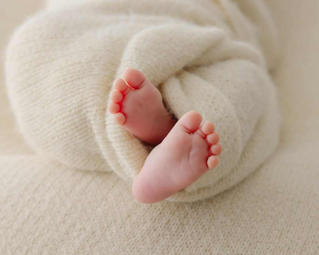closeup photo of newborn baby toes